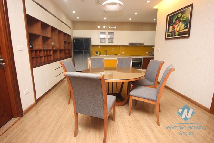 Nice three bedrooms apartment for rent in Tran Duy Hung street, Cau Giay district, Ha Noi